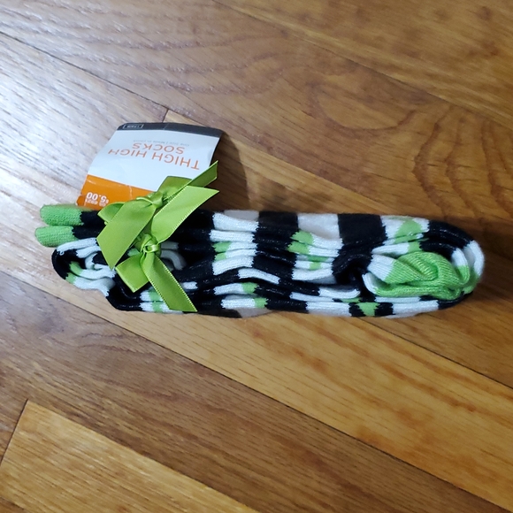1 Pair of Stripped Thigh High Socks With Green Bows NWT - Picture 6 of 8
